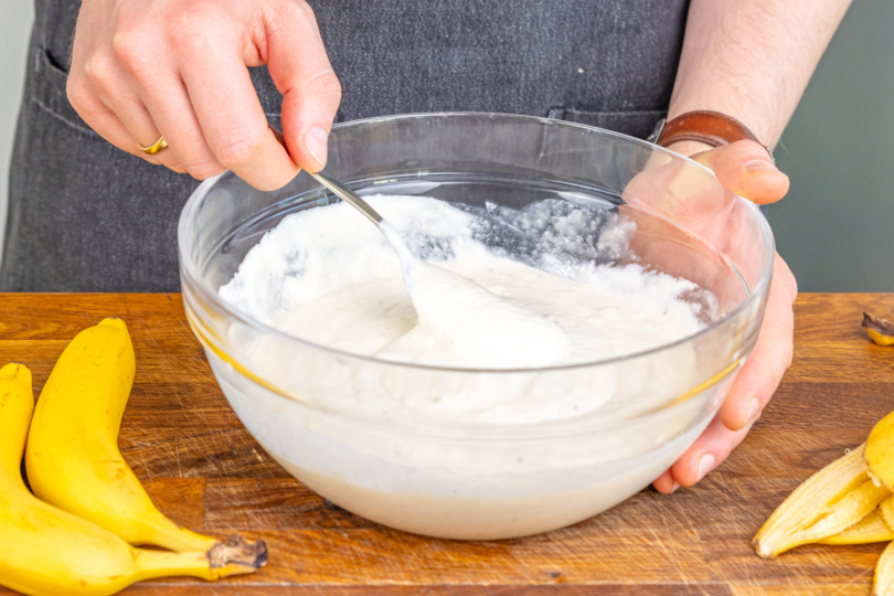 Quark mit pürierte Bananen vermischen