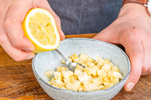 Die Bananenstücke fürs Topping werden mit Zitronensaft beträufelt