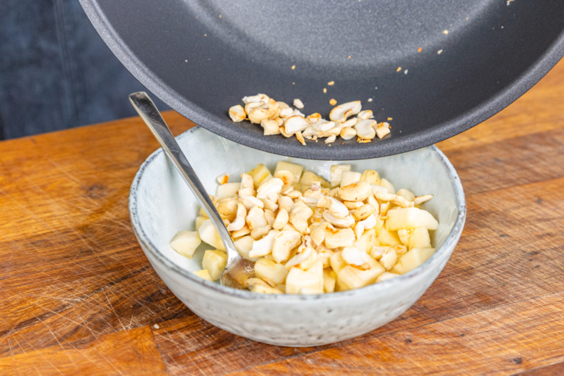 Topping auf Bananenquark geben