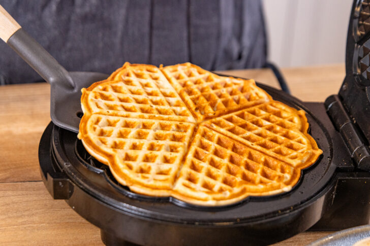 goldgelbe Bannanenwaffeln aus Waffeleisen nehmen