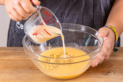 Hafermilch zu Zutaten für Bananenwaffeln ohne Zucker geben
