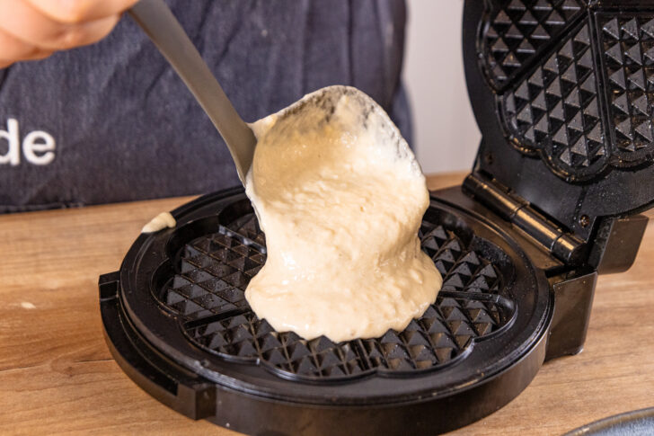 Waffelteig ins Waffeleisen geben