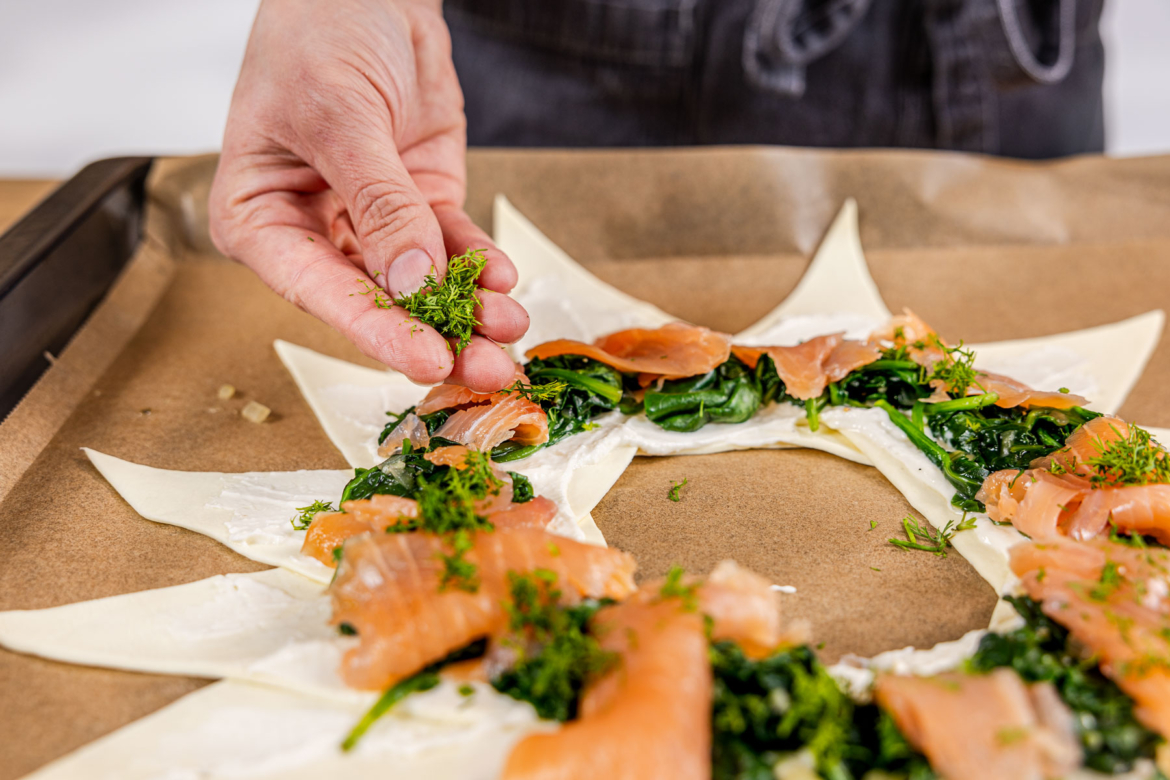 Blätterteig-Kranz mit Lachs und Spinat Blätterteig-Kranz mit Lachs und Spinat