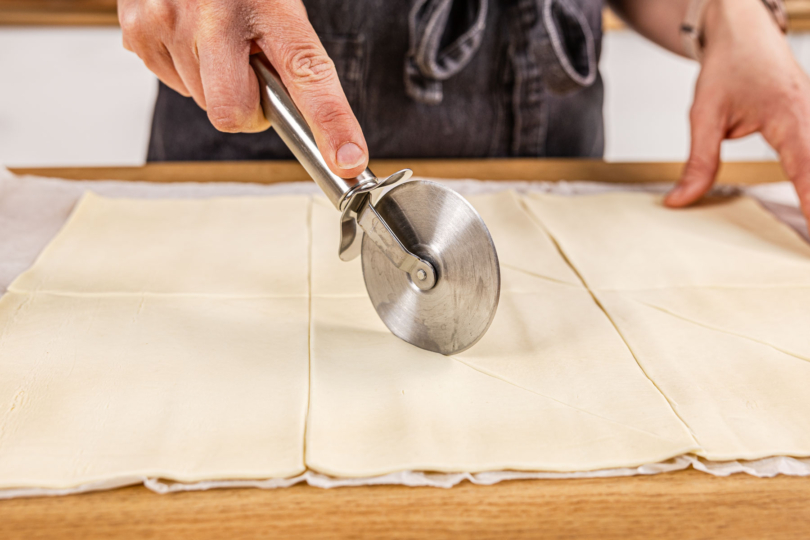 Teig mit Pizzaschneider teilen