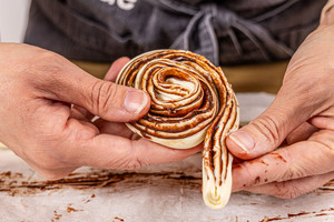 Cruffins mit Schokofüllung einrollen