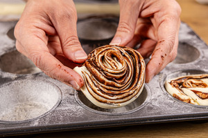 Cruffins in die Auflaufform geben