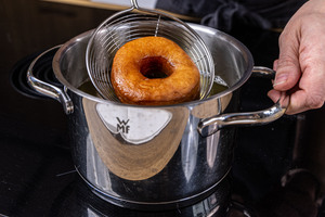 Donuts ohne Backform aus dem Öl holen