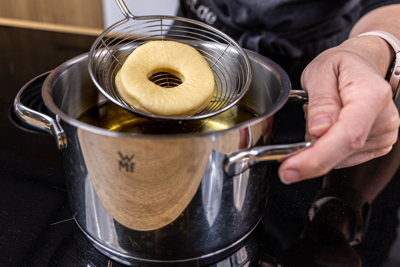 Donuts in das Öl geben