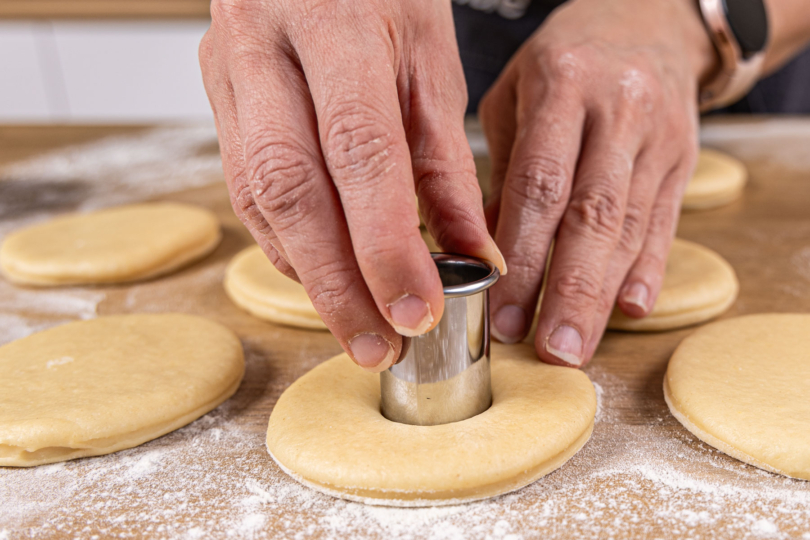 Loch im Donut ausstechen