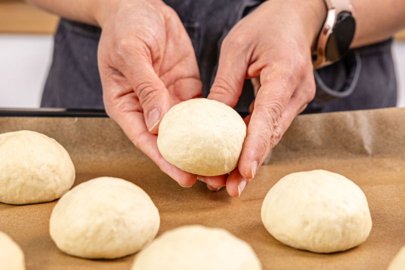 Einfache Dinkel-Quark-Brötchen formen