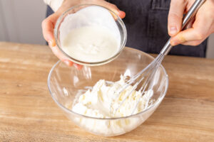 Joghurt zum Mascarpone geben
