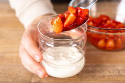 Erdbeer-Mascarpone-Creme Dessert schichten