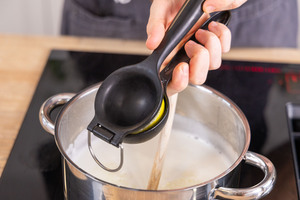 Zitronensaft zur Milch pressen