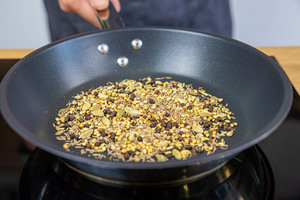 Gewürze in der Pfanne anrösten