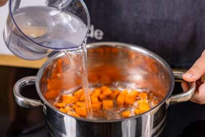 Gemüse mit Wasser bedecken