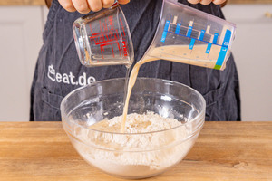 Milch und Öl zu den trockenen Zutaten geben