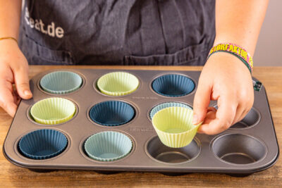 Muffinblech mit Förmchen auslegen