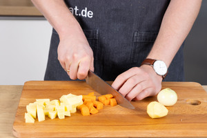 Karotte und Kartoffeln in Würfel schneiden.