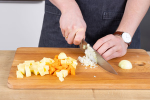 Zwiebel in kleine Würfel hacken.