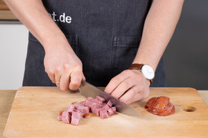 Kassler in Würfel schneiden.