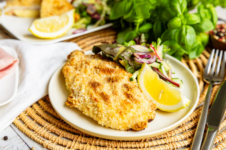 unangeschnittenes Hähnchen Cordon Bleu im Backofen zubereitet