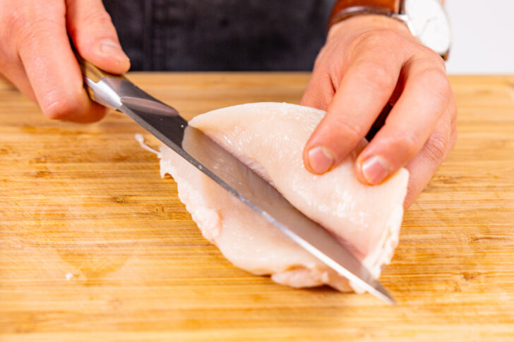Hähnchenfilets mittig einschneiden