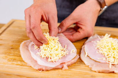 Hähnchenfilets mit Schinken und Käse füllen