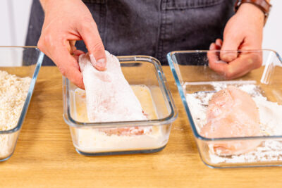 gefüllte Hähnchenfilets panieren