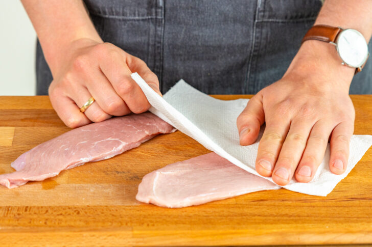 Kalbsschnitzel abtupfen mit Küchenrolle