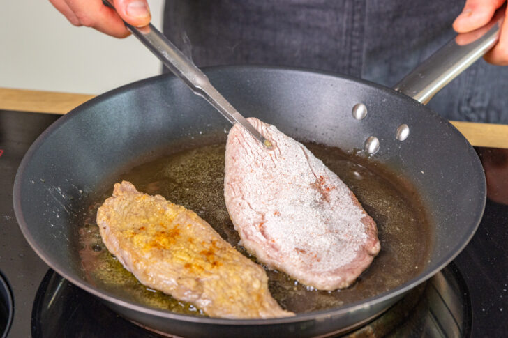Schnitzel wenden in der Pfanne