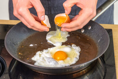 Eier in der Pfanne anbraten