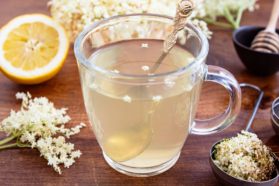 Holunderblütentee aus frischen Blüten selber machen