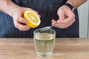 selbst gemachten Holunderblütentee mit Zitronensaft verfeinern