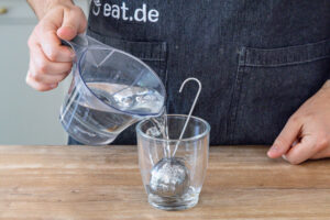 Teetasse mit heißem Wasser aufgießen