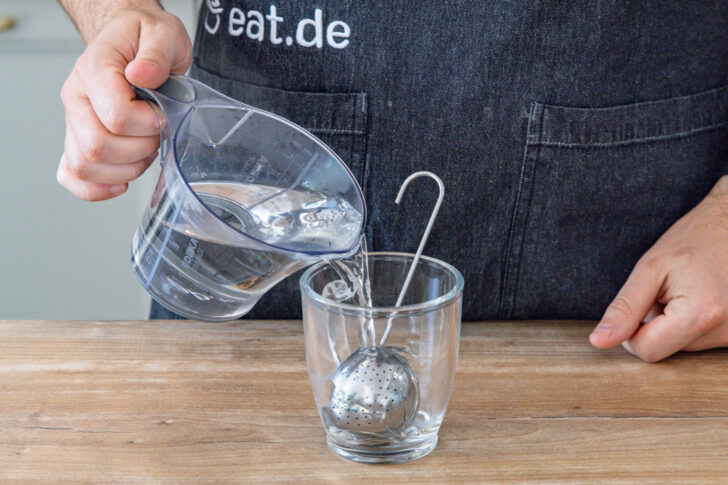 Teetasse mit heißem Wasser aufgießen