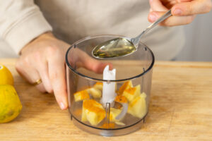 Agavendicksaft in den Mixer geben