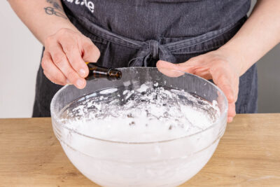 Bittermandelaroma dazugeben