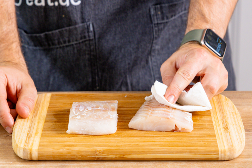 Fisch mit Küchenrolle trocken tupfen