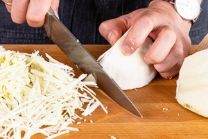 Weißkohl in dünne Streifen schneiden