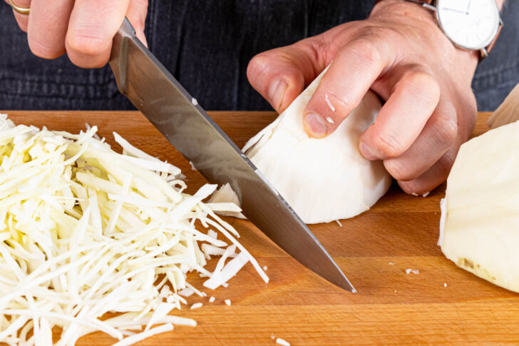 Weißkohl in dünne Streifen schneiden