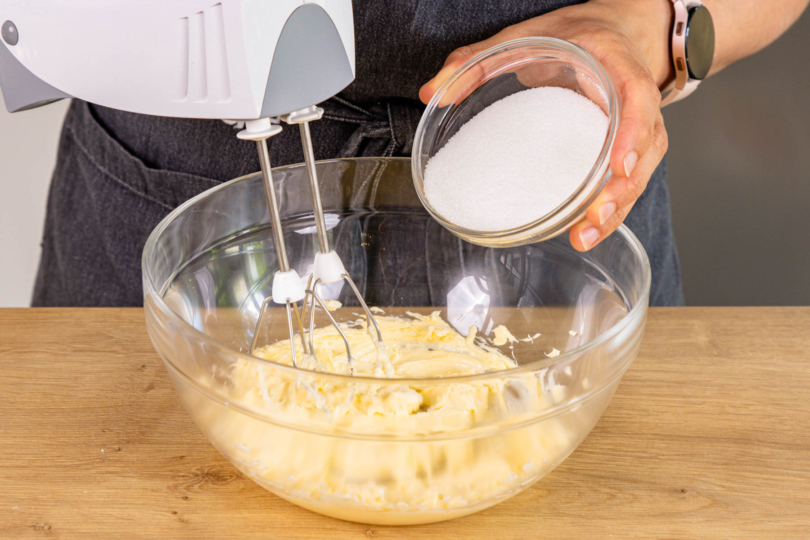 Butter mit Zucker und Salz cremig aufschlagen