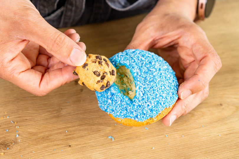 Mini Chocolate Chip Cookie in die eingeschnittene Mundöffnung stecken