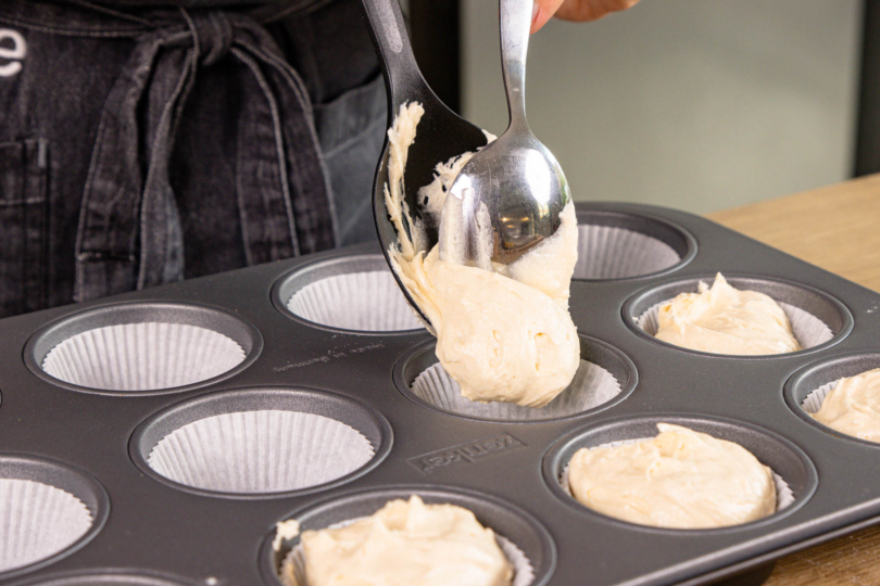 Rührteig gleichmäßig in Muffinmulden verteilen