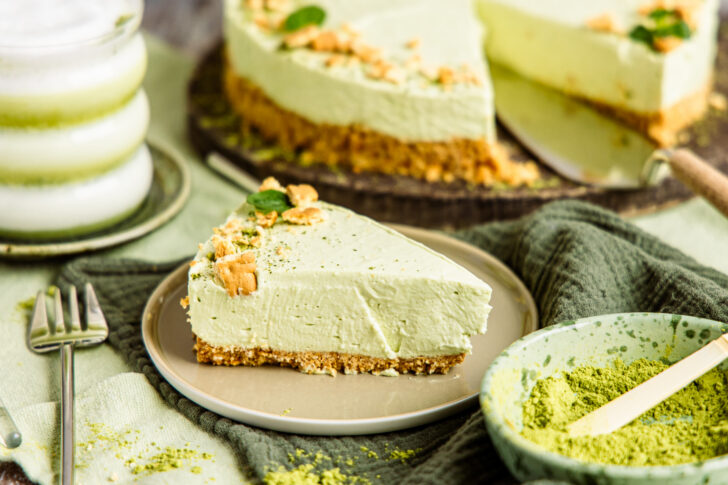 Matcha-Cheesecake ohne Backen servieren