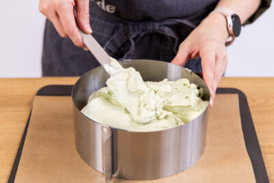 Creme auf dem Boden verstreichen