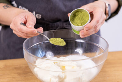 Matcha Pulver dazugeben