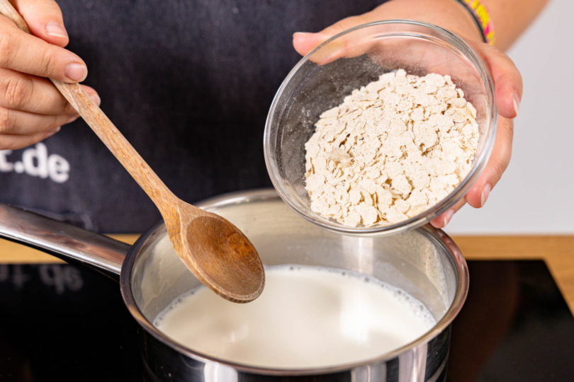 Instant-Vollkornhaferflocken zur Milch in Topf geben