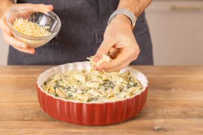 Nudelauflauf mit Käse bestreuen