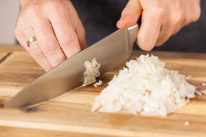 Knoblauch würfeln