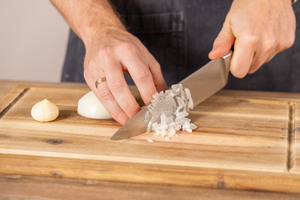 Zwiebel würfeln